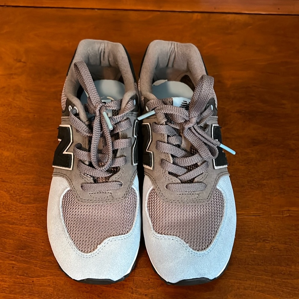 Women’s new balance, tennis shoes. Size 6